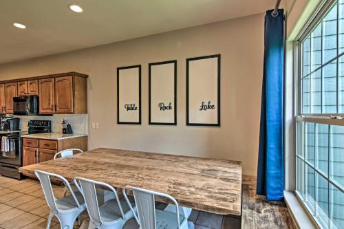 Dapur atau dapur kecil di 4 Mi to Silver Dollar City Townhome with Game Room!
