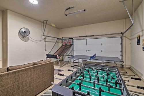 Bilik permainan di 4 Mi to Silver Dollar City Townhome with Game Room!