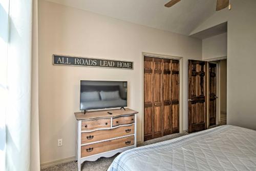 Katil atau katil-katil dalam bilik di 4 Mi to Silver Dollar City Townhome with Game Room!