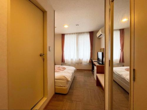 Kanayama的住宿－Hotel Ginsui - Vacation STAY 58198v，小房间设有两张床和镜子
