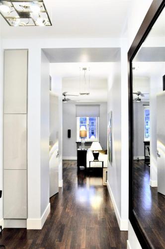 Μια τηλεόραση ή/και κέντρο ψυχαγωγίας στο MONDRIAN Luxury Suites & Apartments Old Town