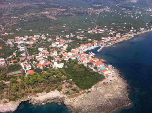 una vista aerea di una piccola isola nell'oceano di FAROS ad Agios Nikolaos
