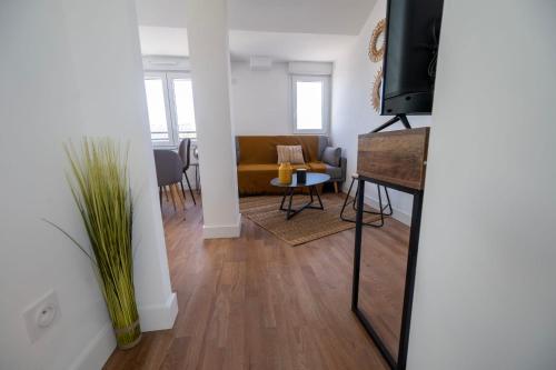 - un salon avec un canapé et une table dans l'établissement Le Poulorio 12 - T2 - Proche Gare - dernier étage By Locly, à Lorient