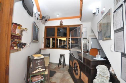 a home office with a desk and a chair at Pousada Rainha dos Anjos in Mariana