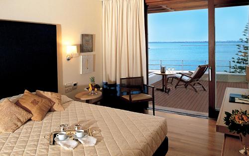 Postel nebo postele na pokoji v ubytování Amphitryon Hotel