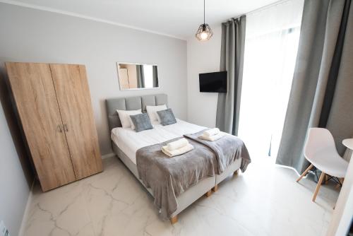 um quarto com uma cama com duas toalhas em Estella Apartment em Cracóvia