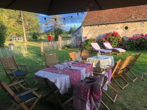 a group of tables and chairs in a yard at Côte du Jardin in Pouillé