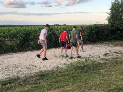 a group of young people standing on a dirt trail at Côte du Jardin in Pouillé