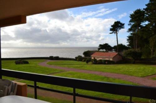 desde el balcón de una casa y el océano en CLAIRE MARINE PORNIC, en Pornic