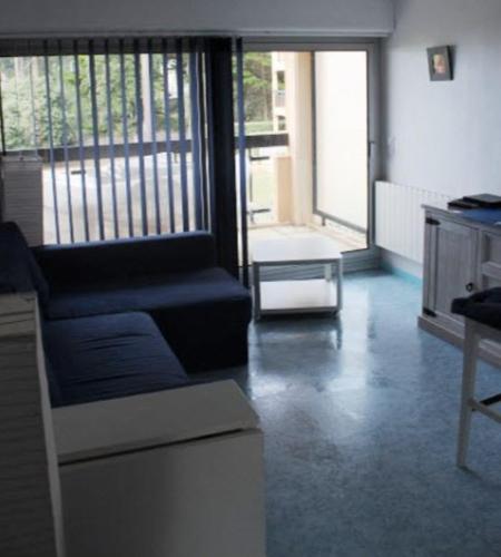 un salon avec un canapé et une table dans l'établissement CLAIRE MARINE PORNIC, à Pornic