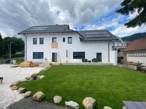 a large white house with a large yard at Kathis Juwel in Seeboden