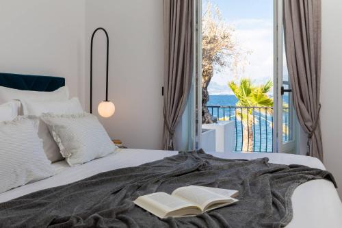 een slaapkamer met een bed met twee boeken erop bij Villa L'orizzonte in Slatine