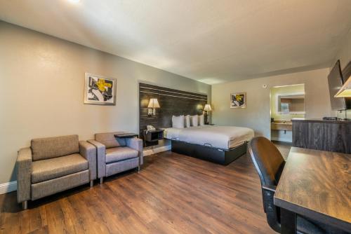 Katil atau katil-katil dalam bilik di Best Western Inn of Jasper