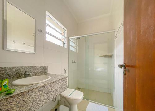 uma casa de banho com um WC, um lavatório e um chuveiro em Graal Inn Queluz em Queluz