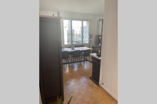 a kitchen and dining room with a table and chairs at Appartement…LH center / 6 pers. parking privé in Le Havre