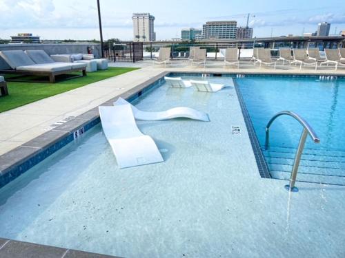 The swimming pool at or close to Upscale Condo Full Kitchen Balcony Rooftop Pool