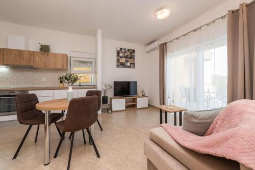 Villa Petra s bazenom, roštiljem i parkingom