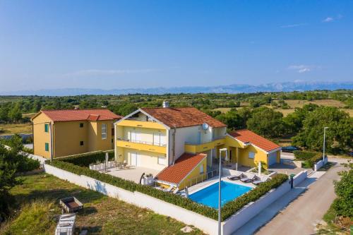 Villa Petra s bazenom, roštiljem i parkingom