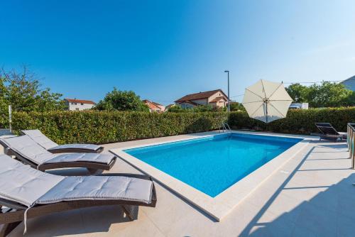 Villa Petra s bazenom, roštiljem i parkingom
