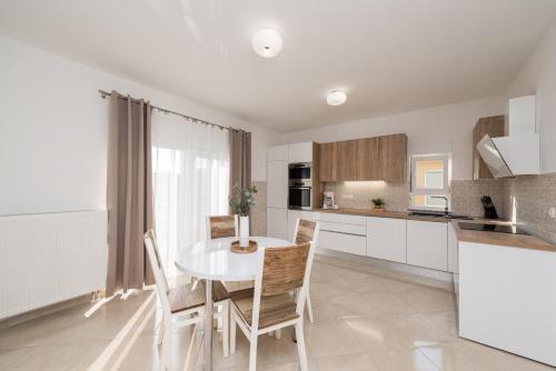 Villa Petra s bazenom, roštiljem i parkingom