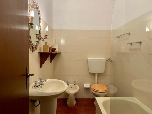 uma casa de banho com um lavatório, um WC e uma banheira em Pátio da Muralha em Óbidos