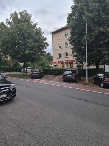 a group of cars parked on the side of a road at Charmantes helles Zimmer zentrumnah und naturnah in Göppingen