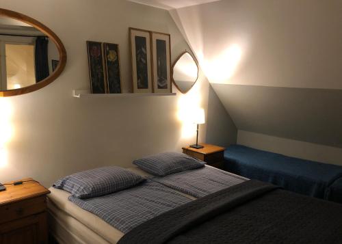 Tempat tidur dalam kamar di Lägenhet Elofstorps Gamla Missionshus