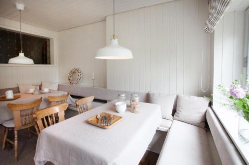 a dining room with a white table and chairs at Lohmann`s in Garstedt