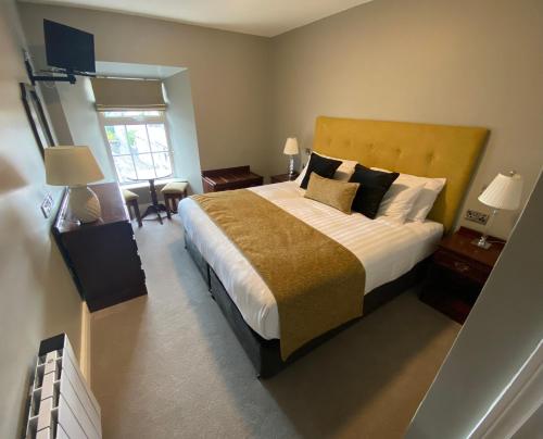 um quarto com uma cama grande e uma janela em The Loft em Ballina