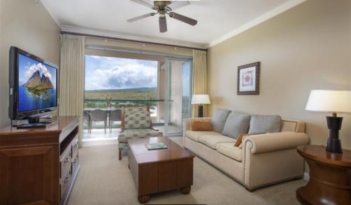 TV a/nebo společenská místnost v ubytování LUXURY mountain view resort condo with large private balcony