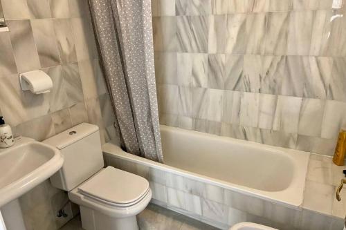 Un baño con inodoro, bañera y lavabo. en Precioso apartamento en Mojacar Pueblo, en Mojácar