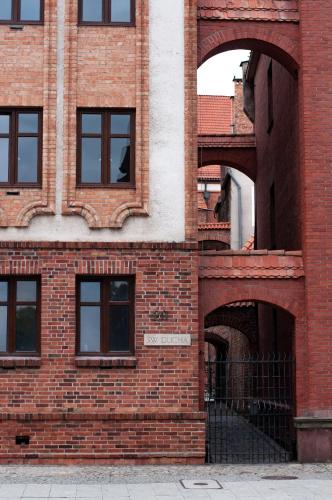 a brick building with arches on the side of it at Apartament przy Ścieżce Kościelnej in Elblag