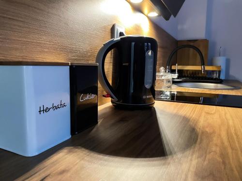 a coffee maker sitting on top of a kitchen counter at Apartament przy Ścieżce Kościelnej in Elblag
