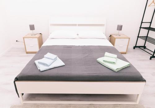 un letto con due asciugamani bianchi sopra di La Casa dei Nonni a Scicli