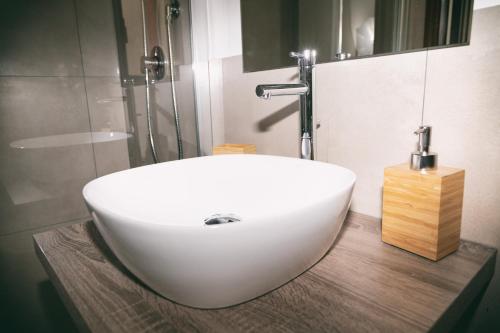 un lavandino bianco in bagno con doccia di La Casa dei Nonni a Scicli