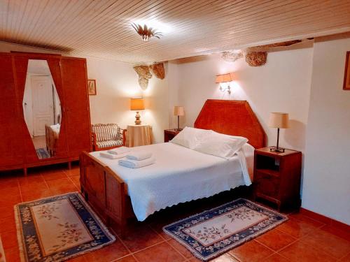 een slaapkamer met een groot bed en een spiegel bij Casa do Cerrado 