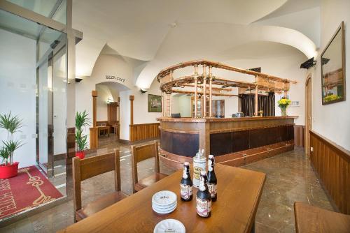 Lounge nebo bar v ubytování U Medvidku-Brewery Hotel