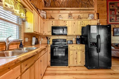 Η κουζίνα ή μικρή κουζίνα στο Creekside Hideaway