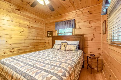 Ένα ή περισσότερα κρεβάτια σε δωμάτιο στο Creekside Hideaway
