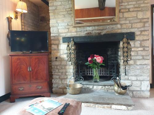 Телевизор и/или развлекательный центр в The horse and panniers guest house.