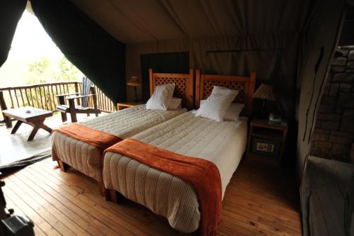 En eller flere senger på et rom på Inkwenkwezi Private Game Reserve