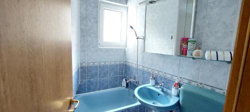 y baño con lavabo, bañera y espejo. en MB Deluxe Apartment, en Visoko