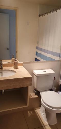 La salle de bains est pourvue de toilettes, d'un lavabo et d'une baignoire. dans l'établissement Departamento Laguna Bahía 808 Velero, à Algarrobo