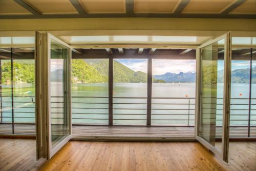 a room with a view of the water and mountains at Seehotel Billroth in Sankt Gilgen