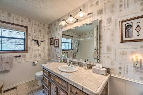 Ένα μπάνιο στο Mountains Majesty Cabin with Hot Tub and Mtn Views!