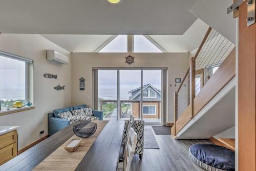 Χώρος καθιστικού στο Walk to Beach! Chic Yachats Gem with Private Balcony