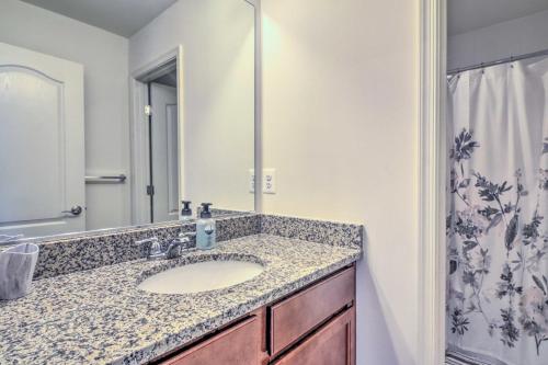 Ένα μπάνιο στο 4 Mi to Bethany Beach Townhome with Screened Porch