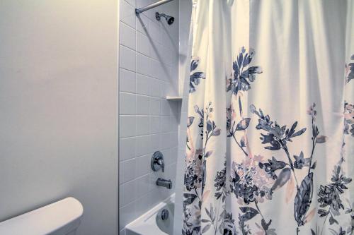 Ένα μπάνιο στο 4 Mi to Bethany Beach Townhome with Screened Porch