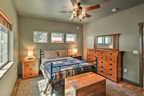 um quarto com uma cama e uma ventoinha de tecto em Rustic Cabin Near Mt Rainier Fire Pit and BBQ! em Packwood