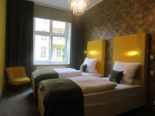 a hotel room with two beds and a window at Berlinapartments-Downtown in Berlin